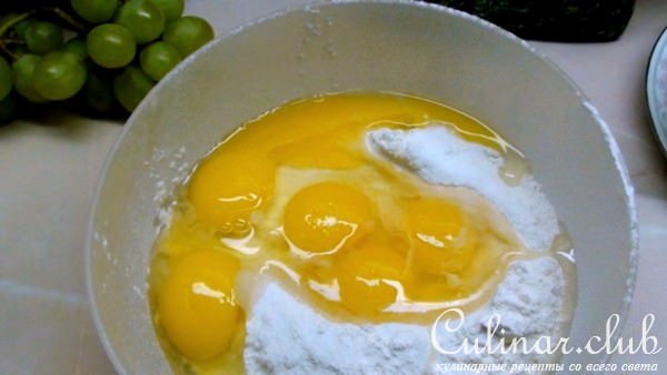 Домашняя чесночно-шпинатная лапша под чесночно-медовым соусом (с креветками).