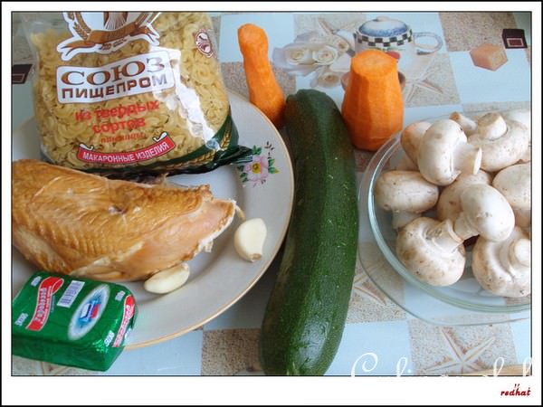 Макароны с овощами и куриной грудкой