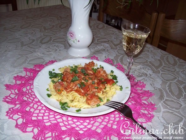 Томатен спагетти под нежным соусом с тунцом и каперсами.
