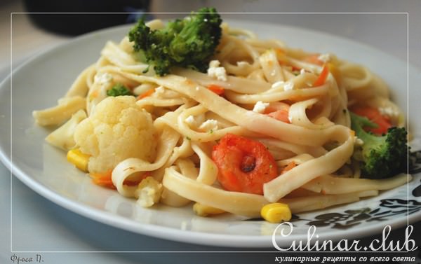 Лапша с овощами и креветками