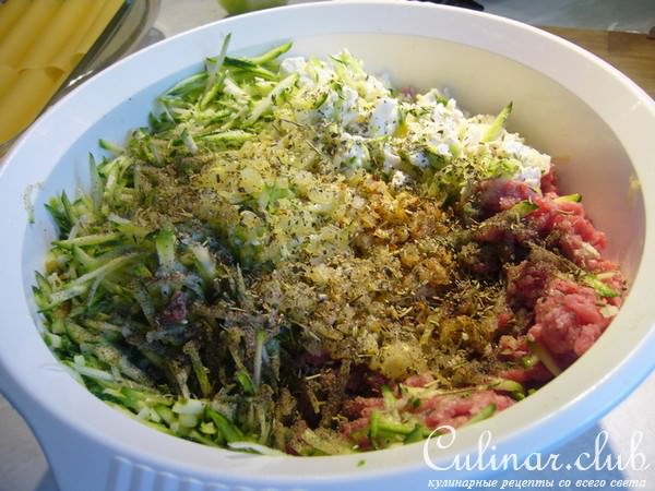 Каннеллони с фаршем, цукини и и фетой под двумя соусами