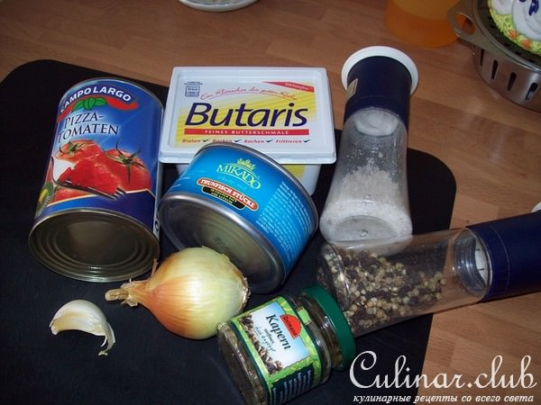 Томатен спагетти под нежным соусом с тунцом и каперсами.