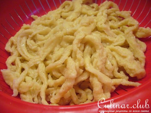 Клeкцки по-швабски (Sptzle) с печеночно-грибным рагу