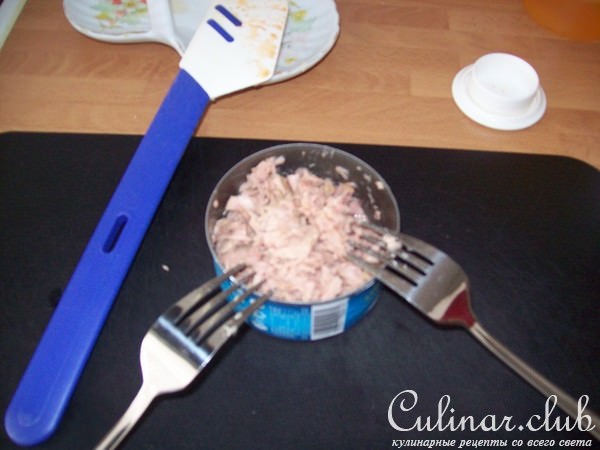 Томатен спагетти под нежным соусом с тунцом и каперсами.