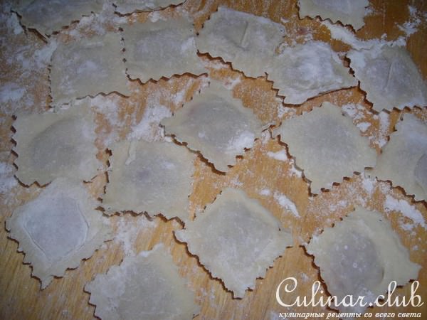 Равиоли с сырным соусом.