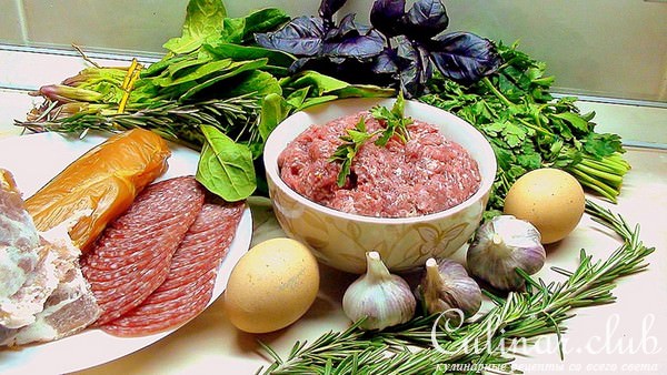 Равиоли с мясом и соусом из сливовидных помидор.