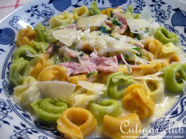 Паста тортеллини (Tortellini) с молочно-ветчинным соусом