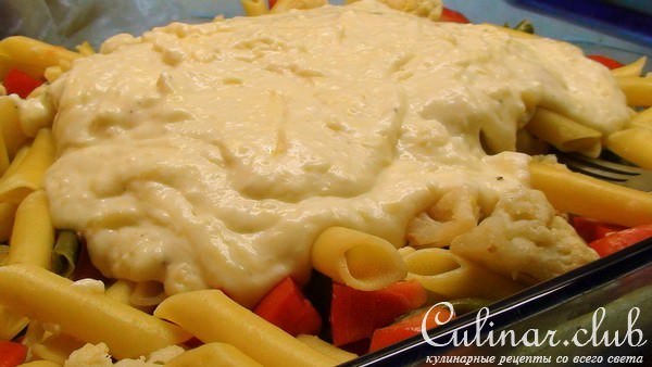 Макароны, запечённые с сырным соусом и цветной капустой.