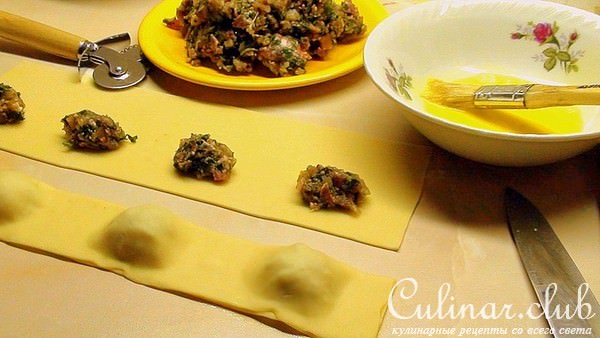 Равиоли с мясом и соусом из сливовидных помидор.