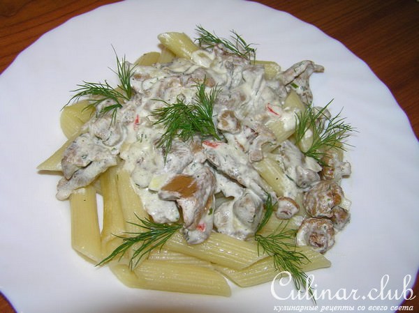 Пенне с индейкой и лисичками