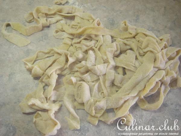 Яичная паста с зеленым горошком и креветками