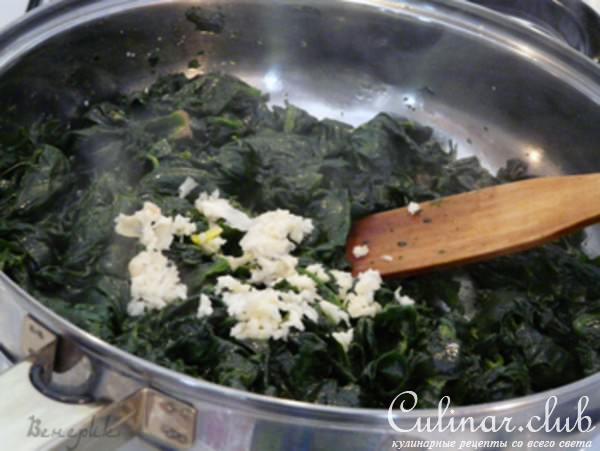 Паста с соусом из шпината и сыра фета.