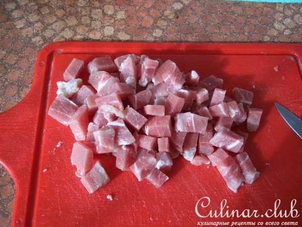 Мясо с макаронами в томатно чесночном соусе