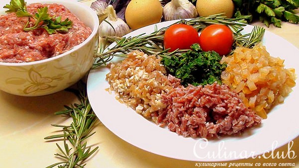 Равиоли с мясом и соусом из сливовидных помидор.