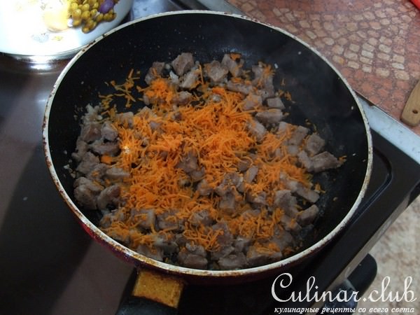 Мясо с макаронами в томатно чесночном соусе