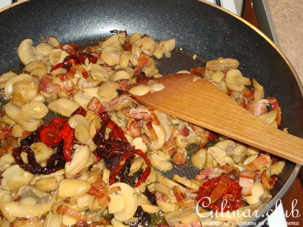 Спагетти с шампиньонами и вялеными помидорами.