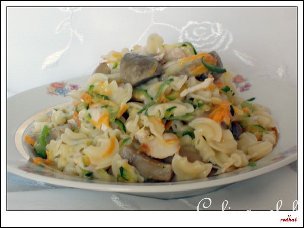 Макароны с овощами и куриной грудкой