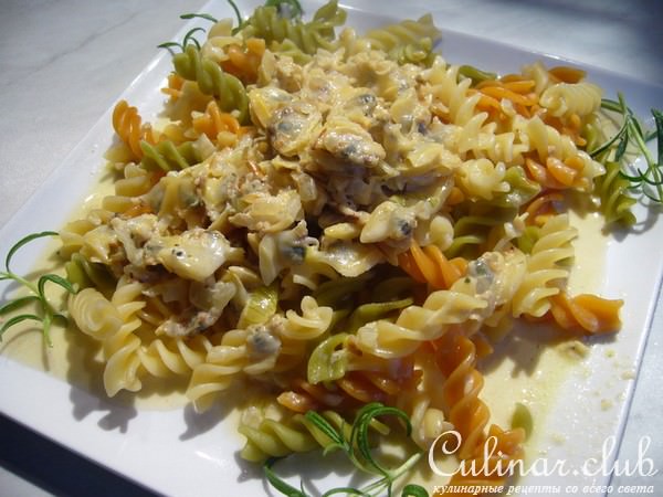 Паста Eliche Trikolore с соусом из загадочных Teppichmucheln