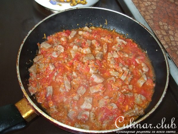 Мясо с макаронами в томатно чесночном соусе