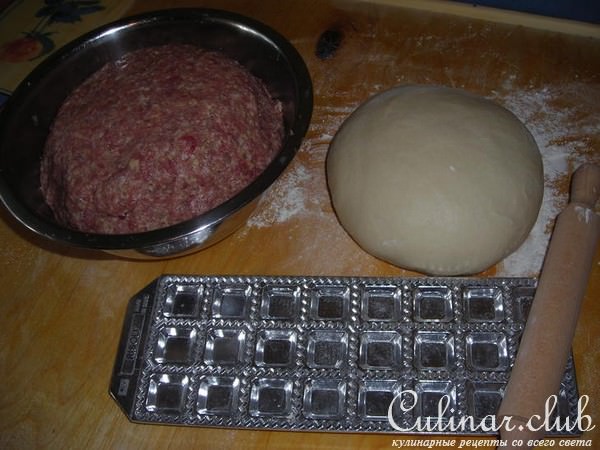 Равиоли с сырным соусом.
