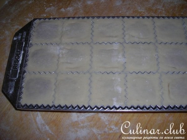 Равиоли с сырным соусом.