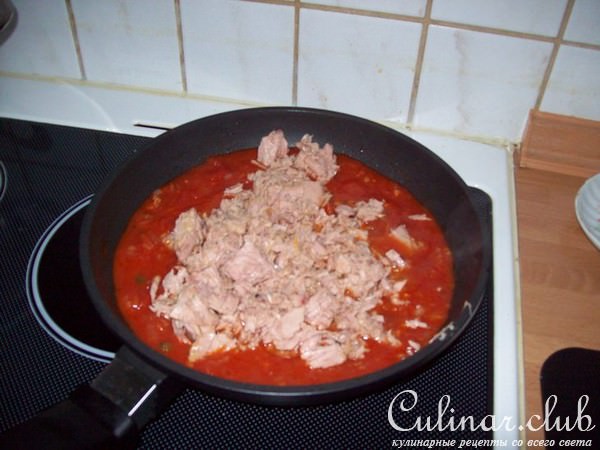 Томатен спагетти под нежным соусом с тунцом и каперсами.
