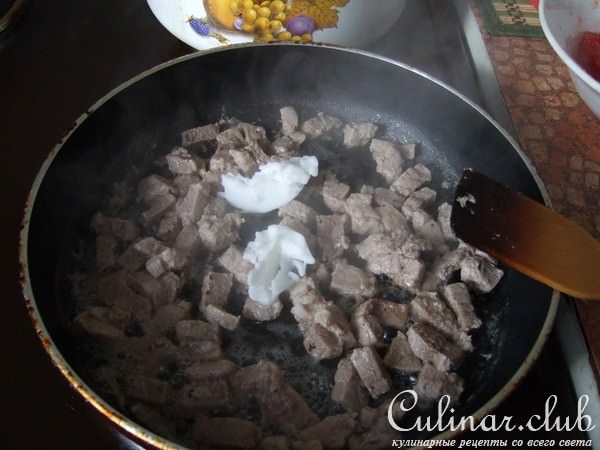 Мясо с макаронами в томатно чесночном соусе