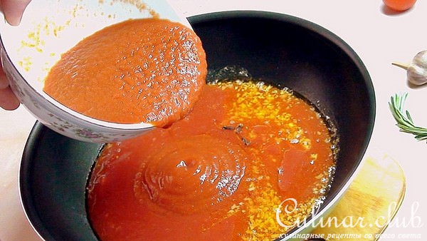Равиоли с мясом и соусом из сливовидных помидор.