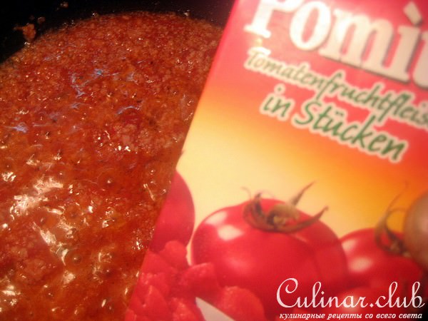 Фарфалле с ветчинным фаршем и томатами.
