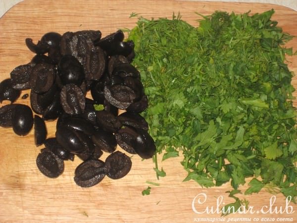 Курица,тушеная с маслинами и овощами и с добавлением гнезд.