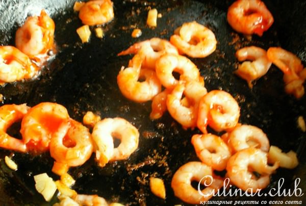 Лапша с овощами и креветками