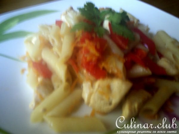 Паста с курицей и овощами