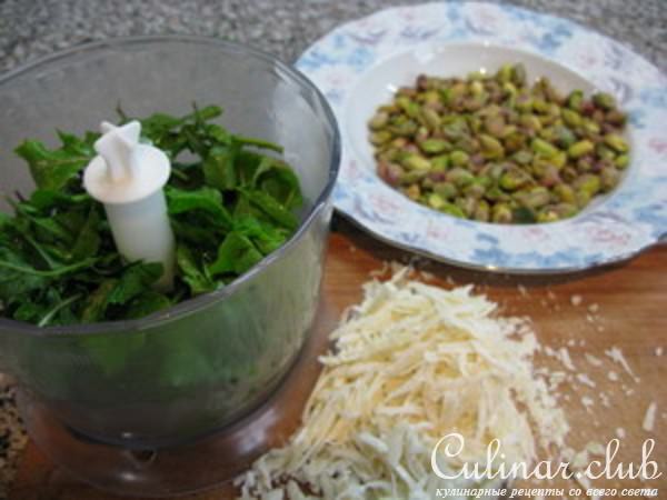 Дачная серия. Спагетти с песто из руколы и фисташек