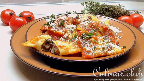 Равиоли с мясом и соусом из сливовидных помидор.