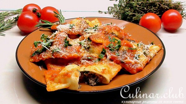 Равиоли с мясом и соусом из сливовидных помидор.