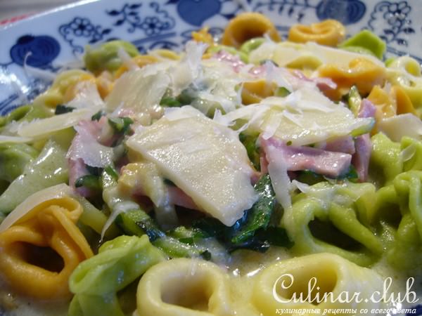 Паста тортеллини (Tortellini) с молочно-ветчинным соусом