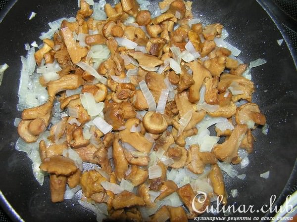 Пенне с индейкой и лисичками