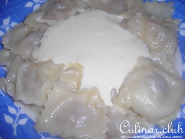 Равиоли с сырным соусом.