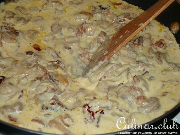 Спагетти с шампиньонами и вялеными помидорами.