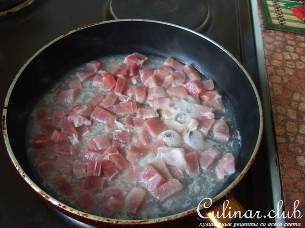 Мясо с макаронами в томатно чесночном соусе