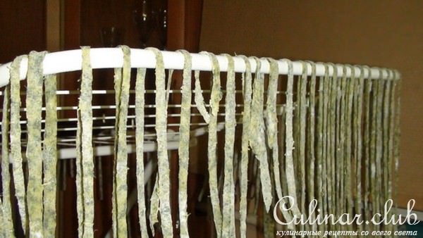 Домашняя чесночно-шпинатная лапша под чесночно-медовым соусом (с креветками).