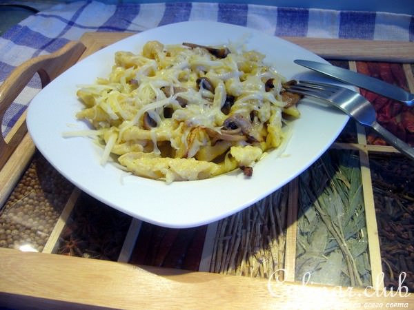Шпетцле (Sptzle) с шампиньонами и сыром