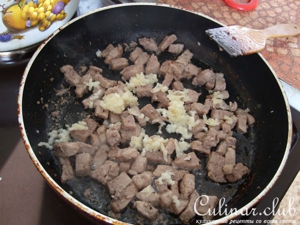 Мясо с макаронами в томатно чесночном соусе