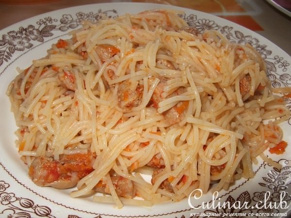 Мясо с макаронами в томатно чесночном соусе