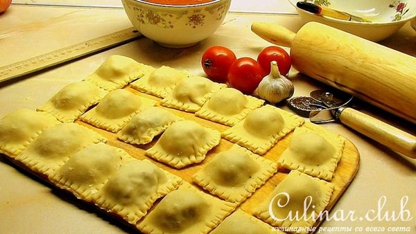 Равиоли с мясом и соусом из сливовидных помидор.