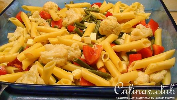 Макароны, запечённые с сырным соусом и цветной капустой.