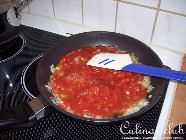 Томатен спагетти под нежным соусом с тунцом и каперсами.