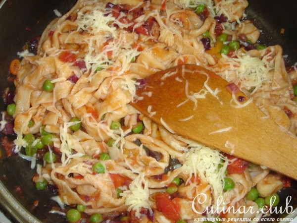 Яичная паста с зеленым горошком и креветками