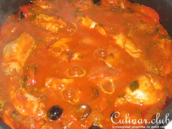 Курица,тушеная с маслинами и овощами и с добавлением гнезд.