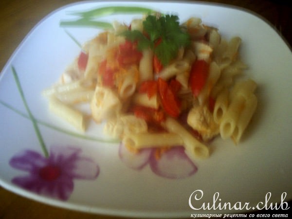 Паста с курицей и овощами